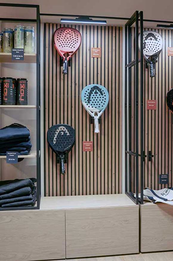 Espace proshop avec équipements et accessoires de padel. Pure Padel La Roche sur Yon