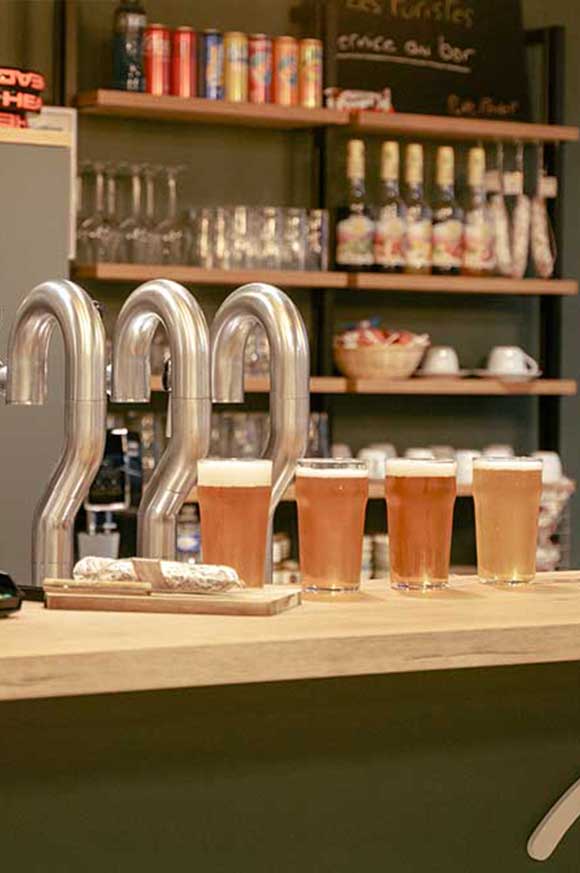 Bar du club house de Pure Padel à Montaigu avec bières servies dans des verres