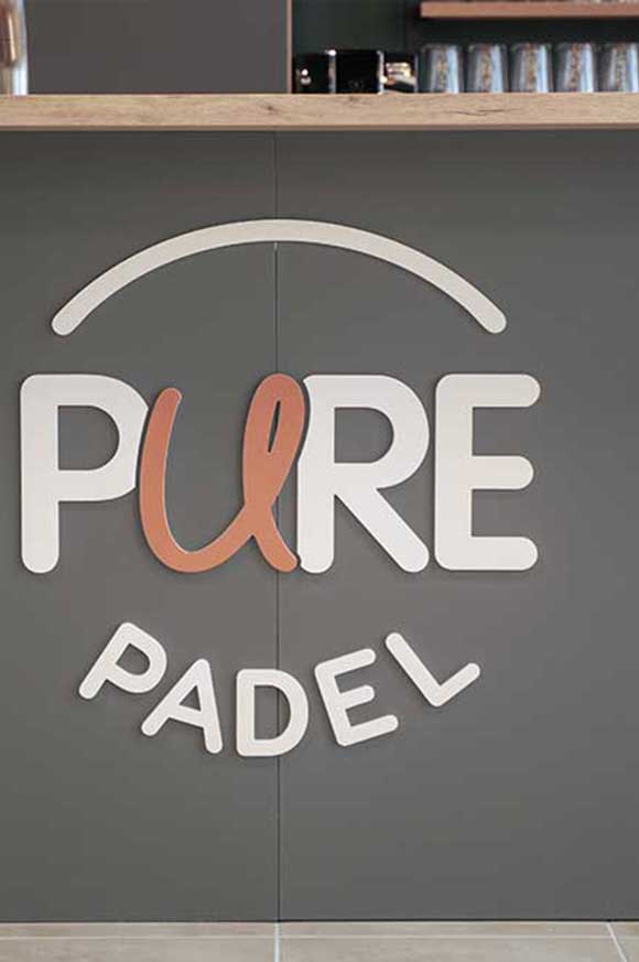 Logo Pure Padel sur le bar du club house de Montaigu