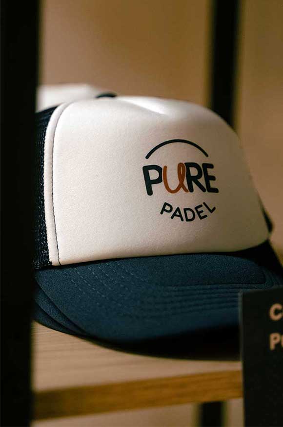 Casquette de la marque Pure Padel en vue rapprochée
